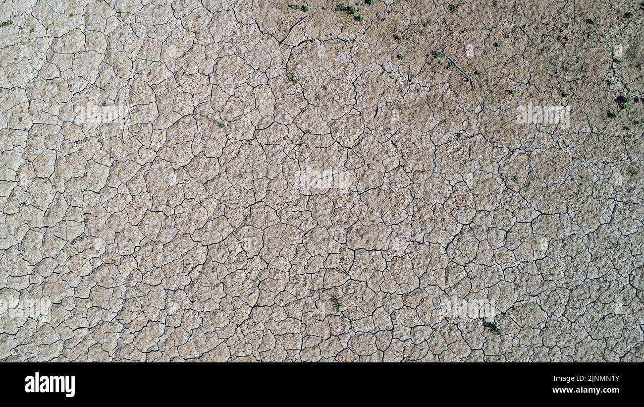 Vista aérea de la textura de la tierra seca en el sur de Europa. Calentamiento global y efecto invernadero. Foto de stock