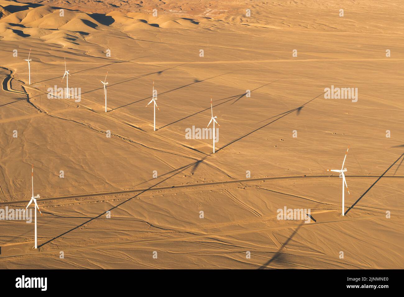 Vista aérea de un parque eólico en el desierto de Atacama en las afueras de la ciudad de Calama, Chile Foto de stock