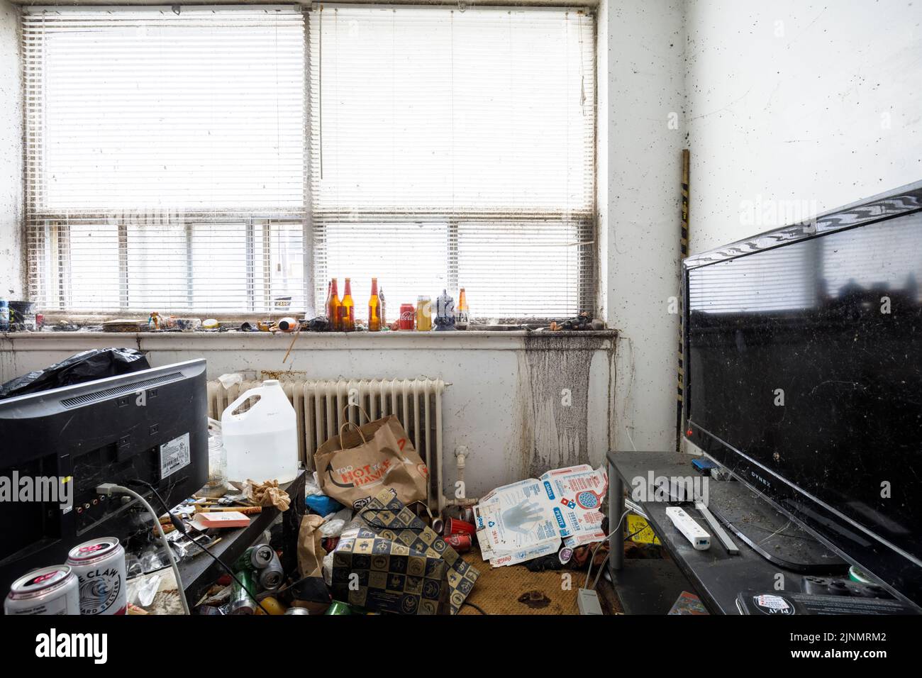 Un apartamento sucio salón con un montón de desorden dentro del apartamento de un huésped. Este edificio ha sido demolido desde entonces Foto de stock