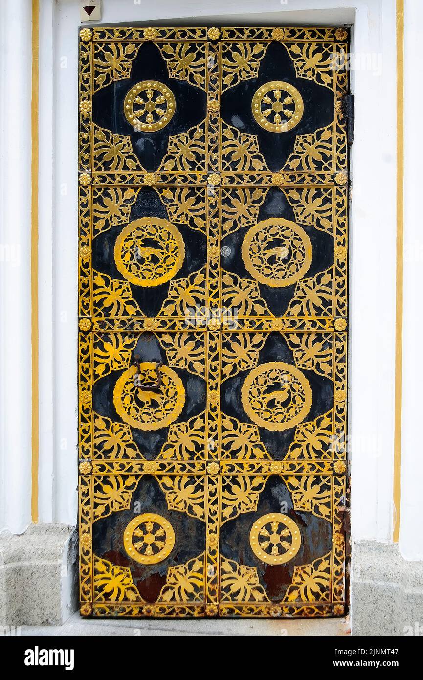 Puerta adornada decorativa con ornamento dorado en Kiev Pechersk Lavra en  Ucrania Fotografía de stock - Alamy