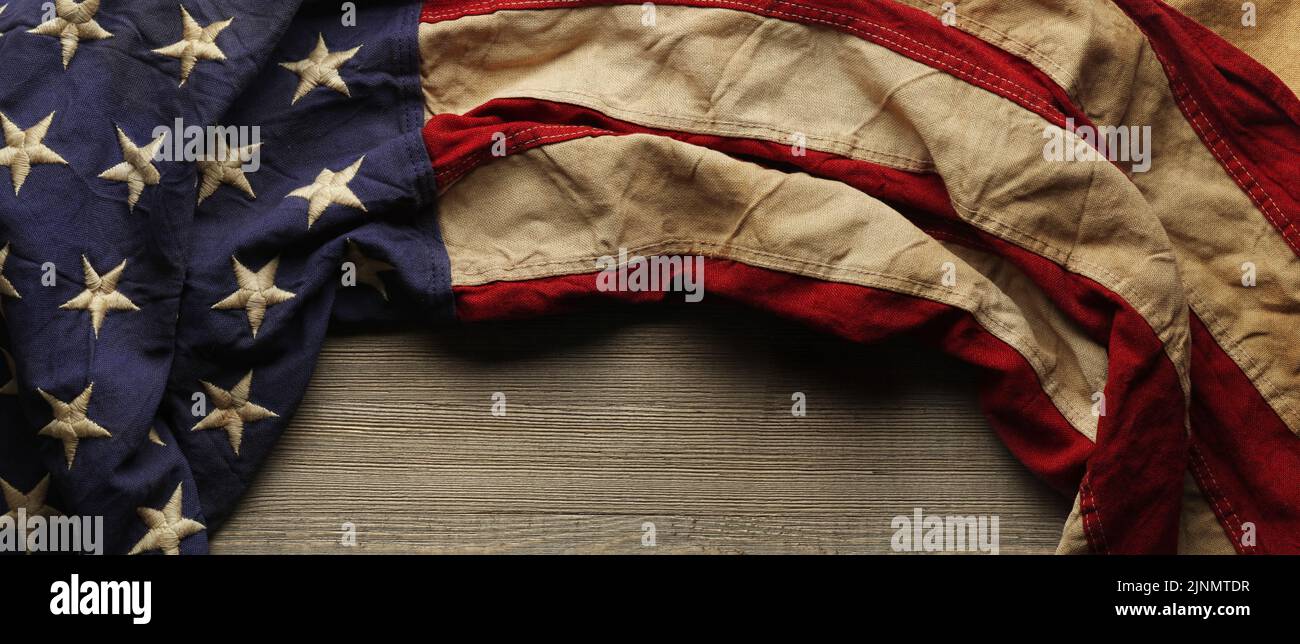 Vintage rojo, blanco y azul de la bandera americana para el Memorial Day o Día de los Veteranos antecedentes Foto de stock