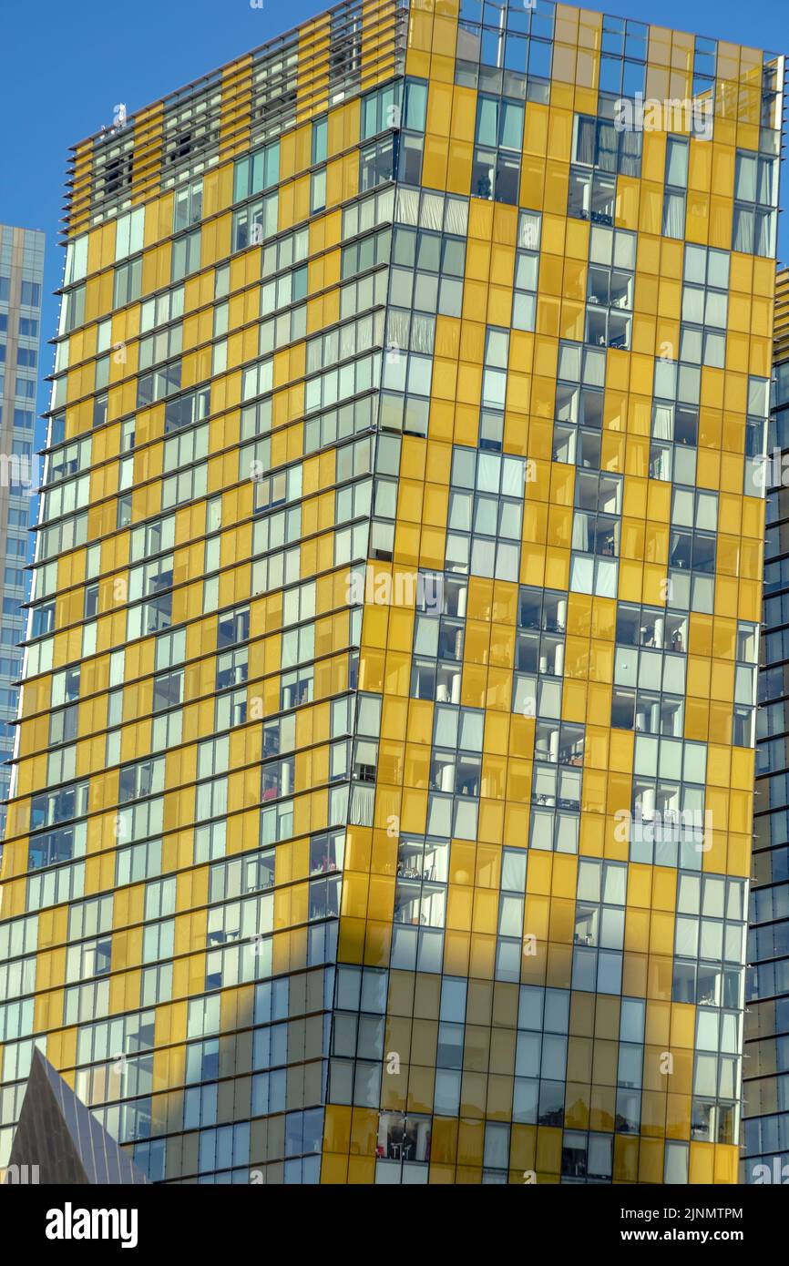 Las Vegas, EE.UU. - 25 de mayo de 2022: Patrón armónico de la fachada genérica de un rascacielos. Foto de stock