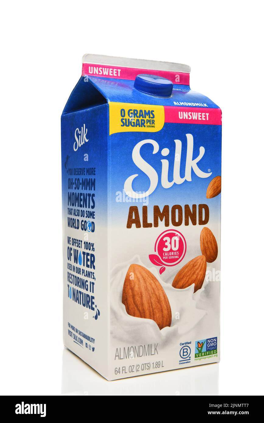 IRVINE, CALIFORNIA - 12 DE AGOSTO de 2022: Un cartón de leche de almondeche de seda UNSWEET, sin lácteos, sin OGM Foto de stock
