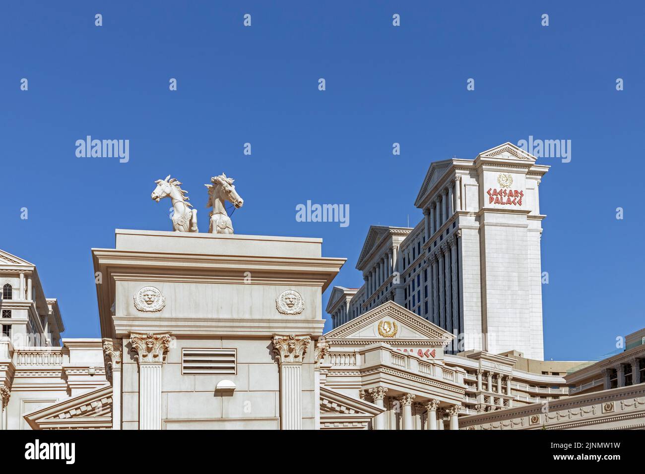 Las Vegas, EE.UU. - 25 de mayo de 2022: Vista al Caesars Palace, hotel y casita en el Strip de Las Vegas, Paradise, Nevada. Foto de stock