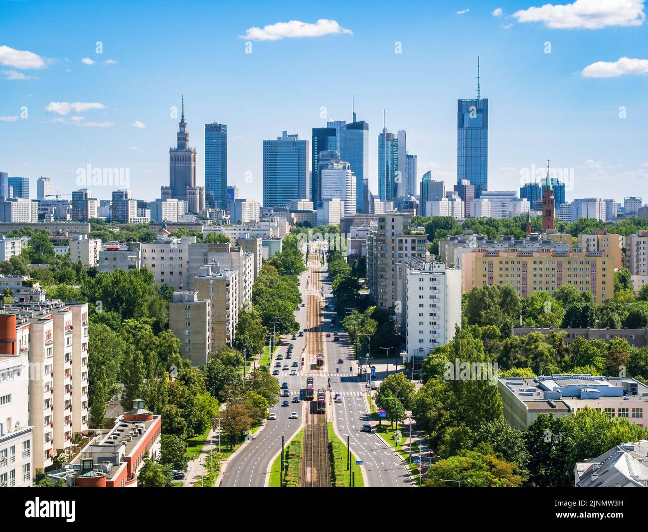 Rascacielos en el centro de la ciudad, paisaje aéreo de Varsovia bajo el cielo azul Foto de stock