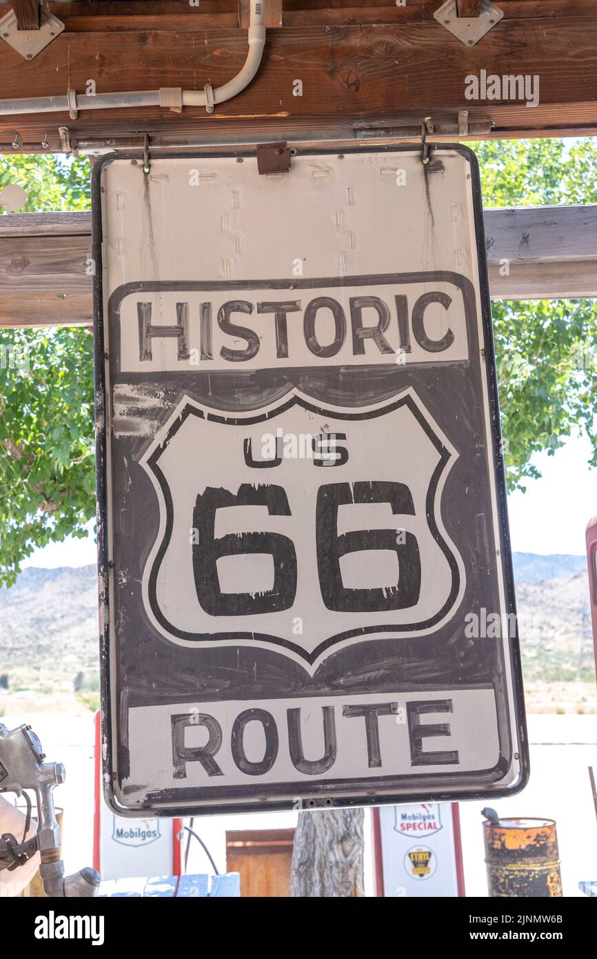 Hackberry, EE.UU. - 25 de mayo de 2022: Histórico signo de ruta 66 en un antiguo muro de madera. Foto de stock