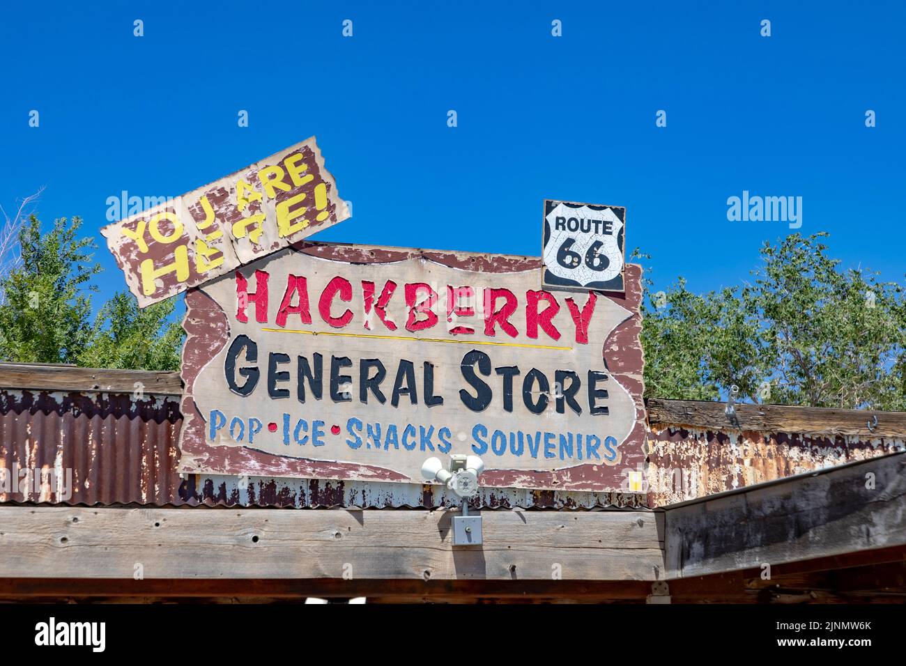 Hackberry, EE.UU. - 25 de mayo de 2022: Ruta histórica 66 y cartel de tienda general en Hackberry, EE.UU. Foto de stock