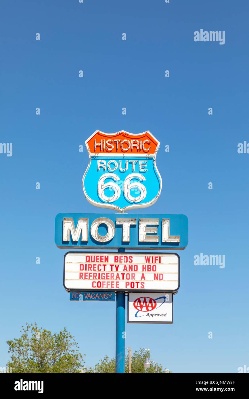 Seligman, EE.UU. - 25 de mayo de 2022: Motel y la señal de la ruta 66 en la histórica ruta 66. Construido en 1904. La luz de neón perdió color pero todavía está en uso. Foto de stock