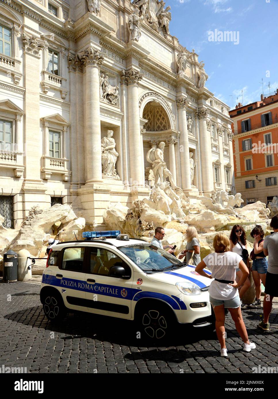 Roma, fontana di trevi trascendental chiusa ai turisti, per la raccolta delle monetine Foto de stock