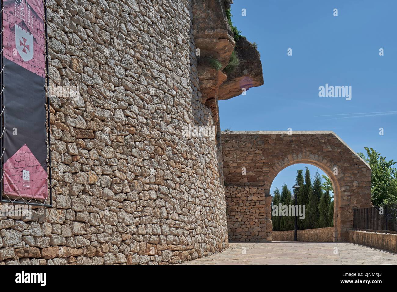 Arco de entrada de la muralla a la ciudad de Culla, declarada la más bella de España, Castellón, España, Europa Foto de stock