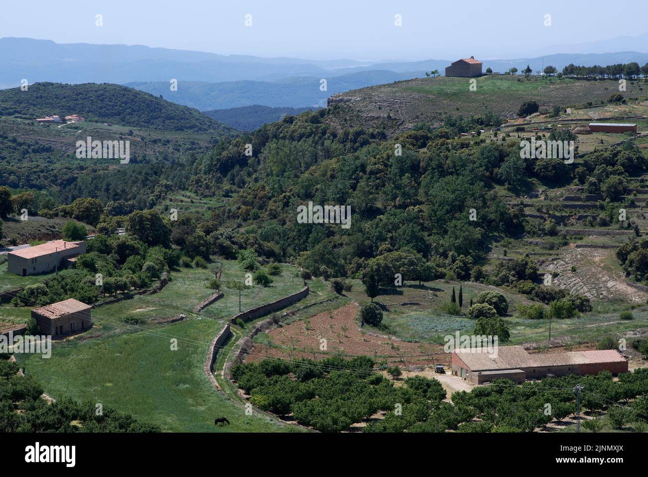 Vista panorámica de las tierras de Culla y la ermita de San Cristóbal de Benasal al fondo. La ciudad más bonita de España, Castellón Foto de stock