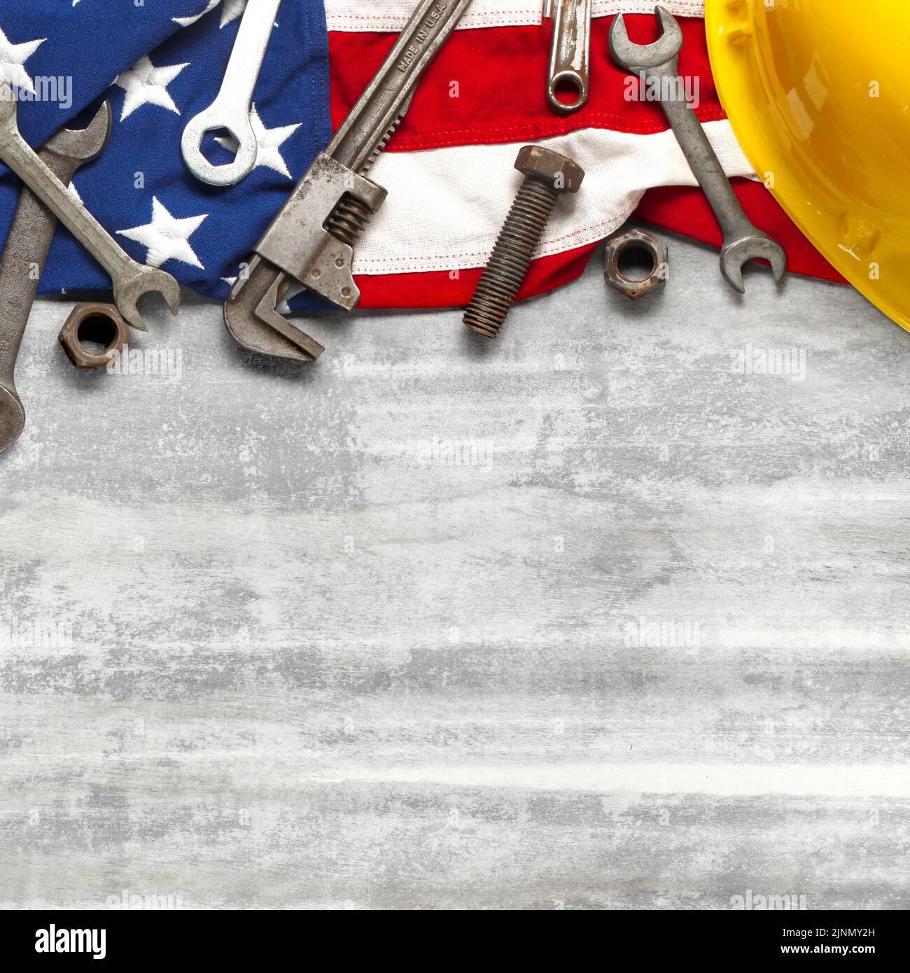 Día del trabajo o concepto de trabajo americano con la construcción y la fabricación de herramientas en EE.UU. Patriótico EE.UU., EE.UU., bandera americana sobre fondo blanco de madera Foto de stock