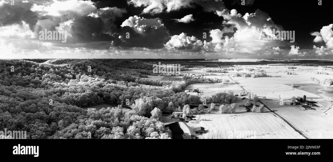 Un panorama en blanco y negro de la escarpa de knobstone donde el bosque se transforma en pastos cerca de Brownstown, Indiana. Foto de stock