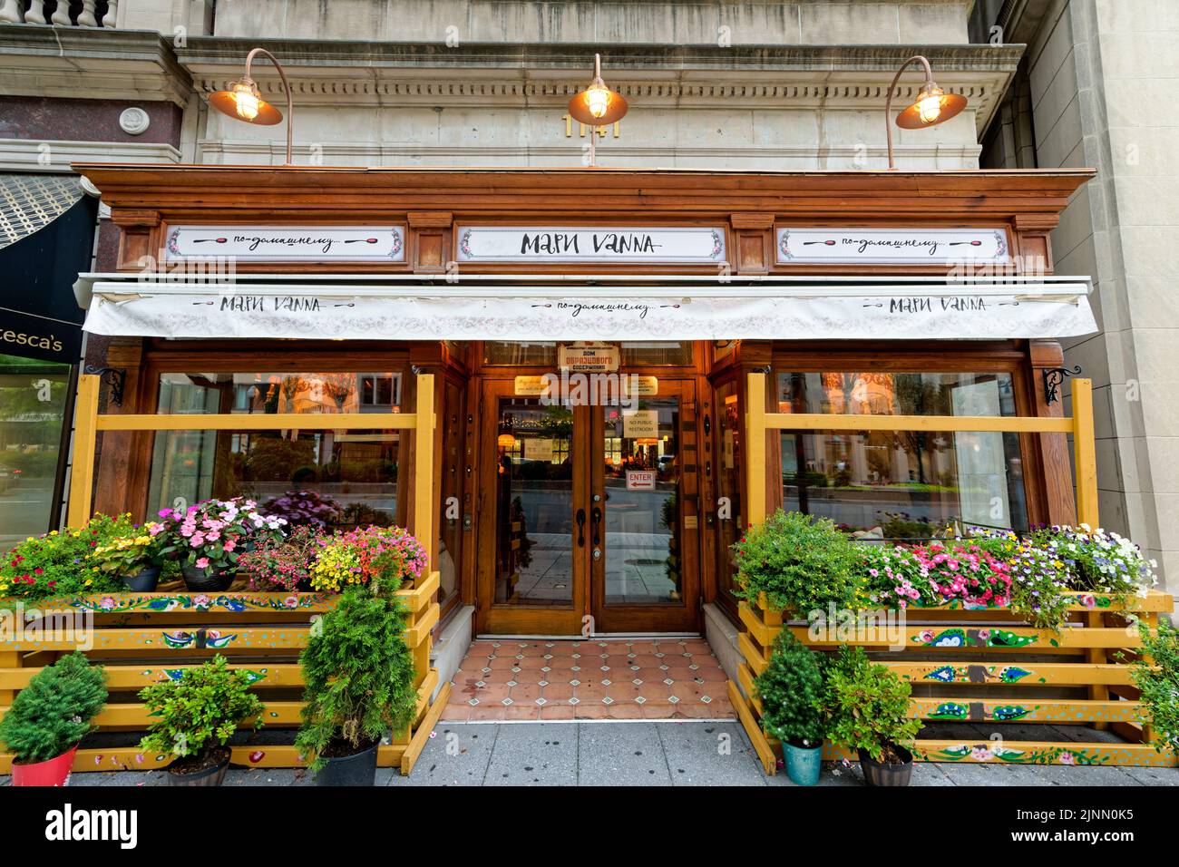 Washington, DC - 26 de junio de 2022: El restaurante Mari Vanna DC sirve cocina rusa, así como un surtido de vodkas infundidos en medio de la decoración de la época victoriana. Foto de stock