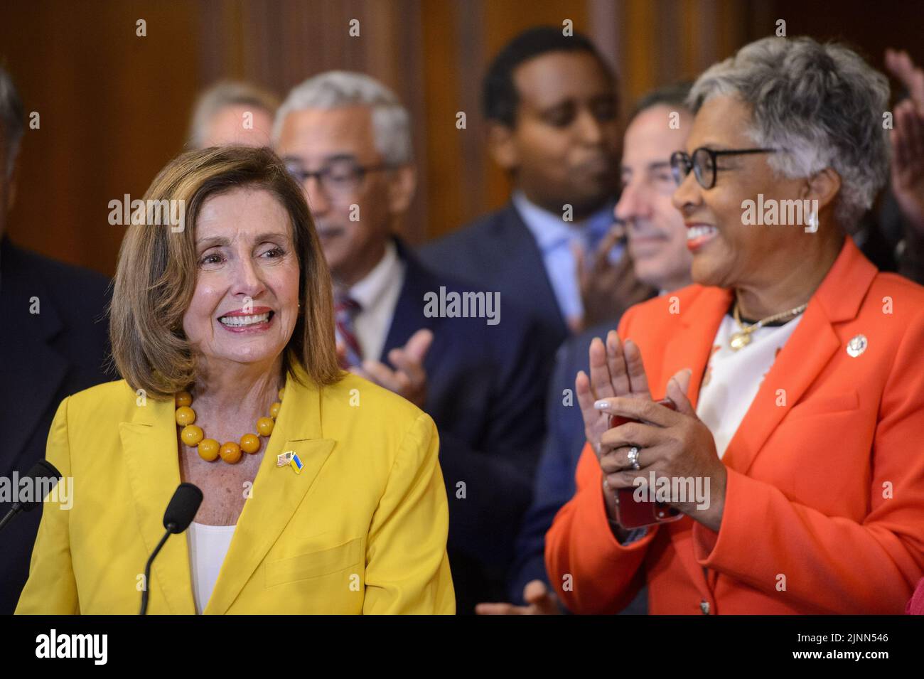 Washington DC, EE.UU. 12th de Ago de 2022. La oradora de la Cámara Nancy Pelosi, D-CA, sonríe durante una ceremonia de firma para la Ley de Reducción de Inflación de 2022 en la Sala Rayburn en el Capitolio de los EE.UU. En Washington, DC, el viernes 12 de agosto de 2022. La ley de $737 mil millones de dólares, aprobada en 220-207, se centrará en frenar el cambio climático, reducir los costos de la atención médica y crear más empleos energéticos limpios. Foto por Bonnie Cash/UPI Crédito: UPI/Alamy Live News Foto de stock