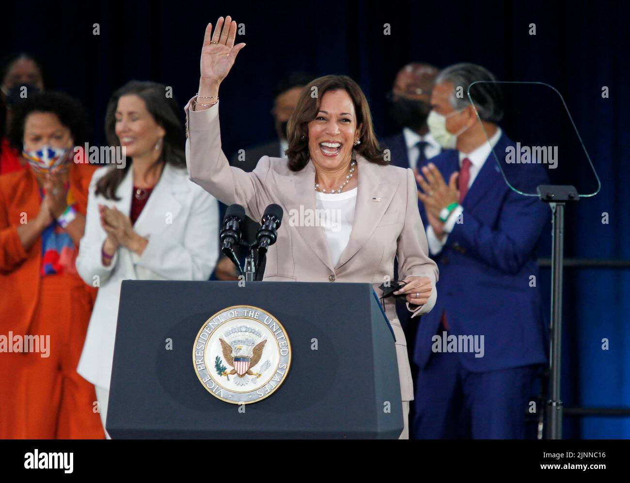Oakland, EE.UU. 12th de Ago de 2022. Oakland, EE.UU. 12th de Ago de 2022. Kamala Harris, vicepresidente de los Estados Unidos, participa en el evento 'The Generation Fund' en Oakland, California, el viernes 12 de agosto de 2022. El Fondo de Generación es una dotación de $50 millones de dólares que apoyará a cada estudiante de escuela pública de bajos ingresos y a cada bebé nacido en la pobreza en Oakland, California.Crédito: George Nikitin/Pool vía CNP /MediaPunch Crédito: MediaPunch Inc/Alamy Live News Crédito: MediaPunch Inc/Alamy Live News Foto de stock