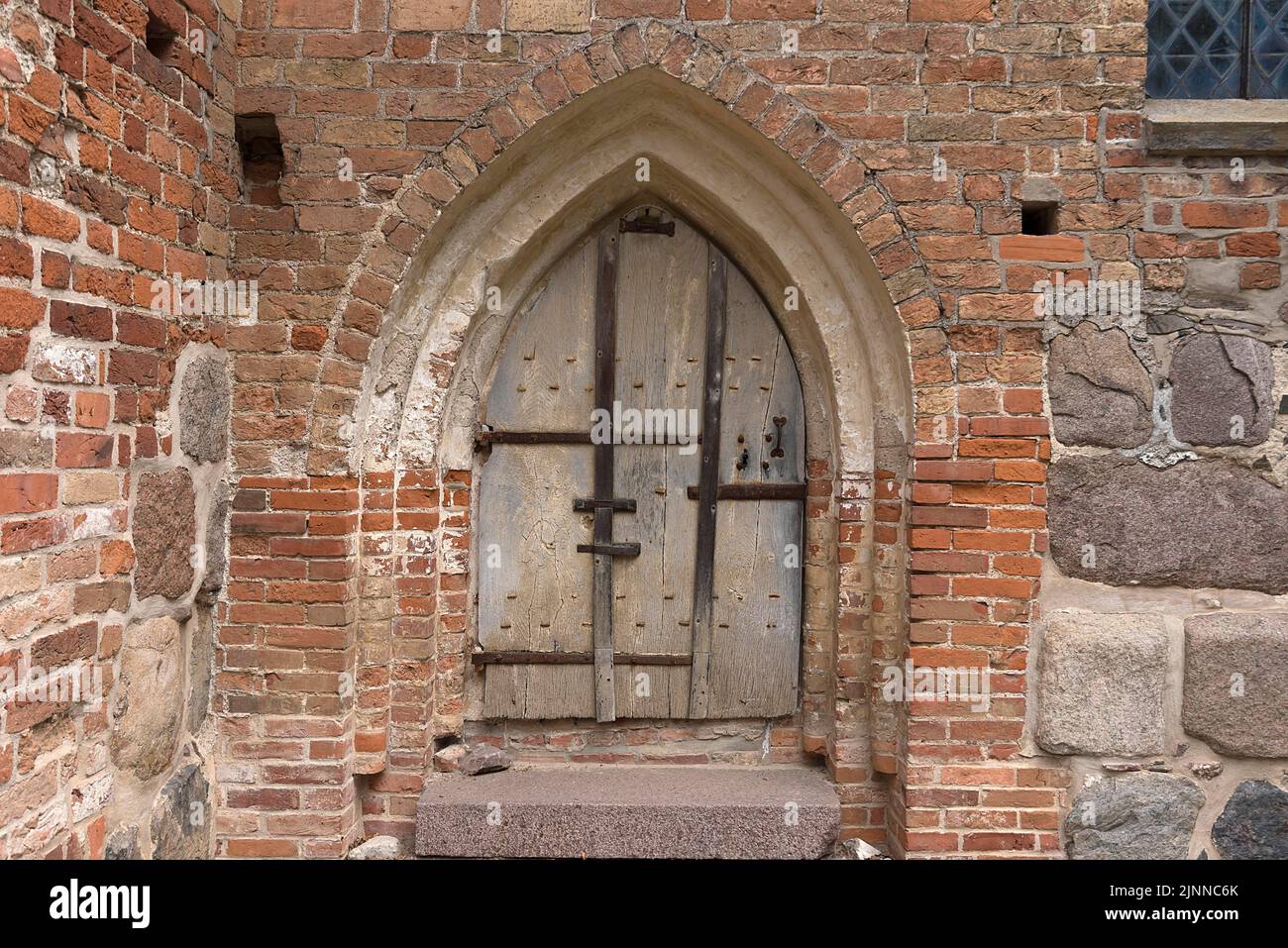 Entrada lateral de la iglesia gótica del pueblo, siglo 13th Kirch Grambow, Mecklemburgo-Pomerania Occidental, Alemania Foto de stock