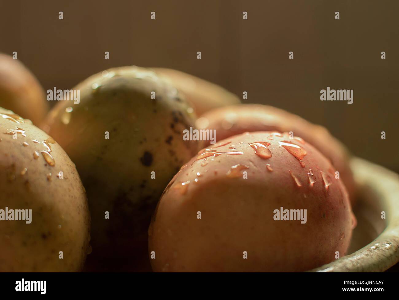 Mangos recién lavados en tazón con espacio para copias, concepto de mangos frescos en una cesta con salpicaduras de agua, mangos maduros con gotas de agua en tazón Foto de stock