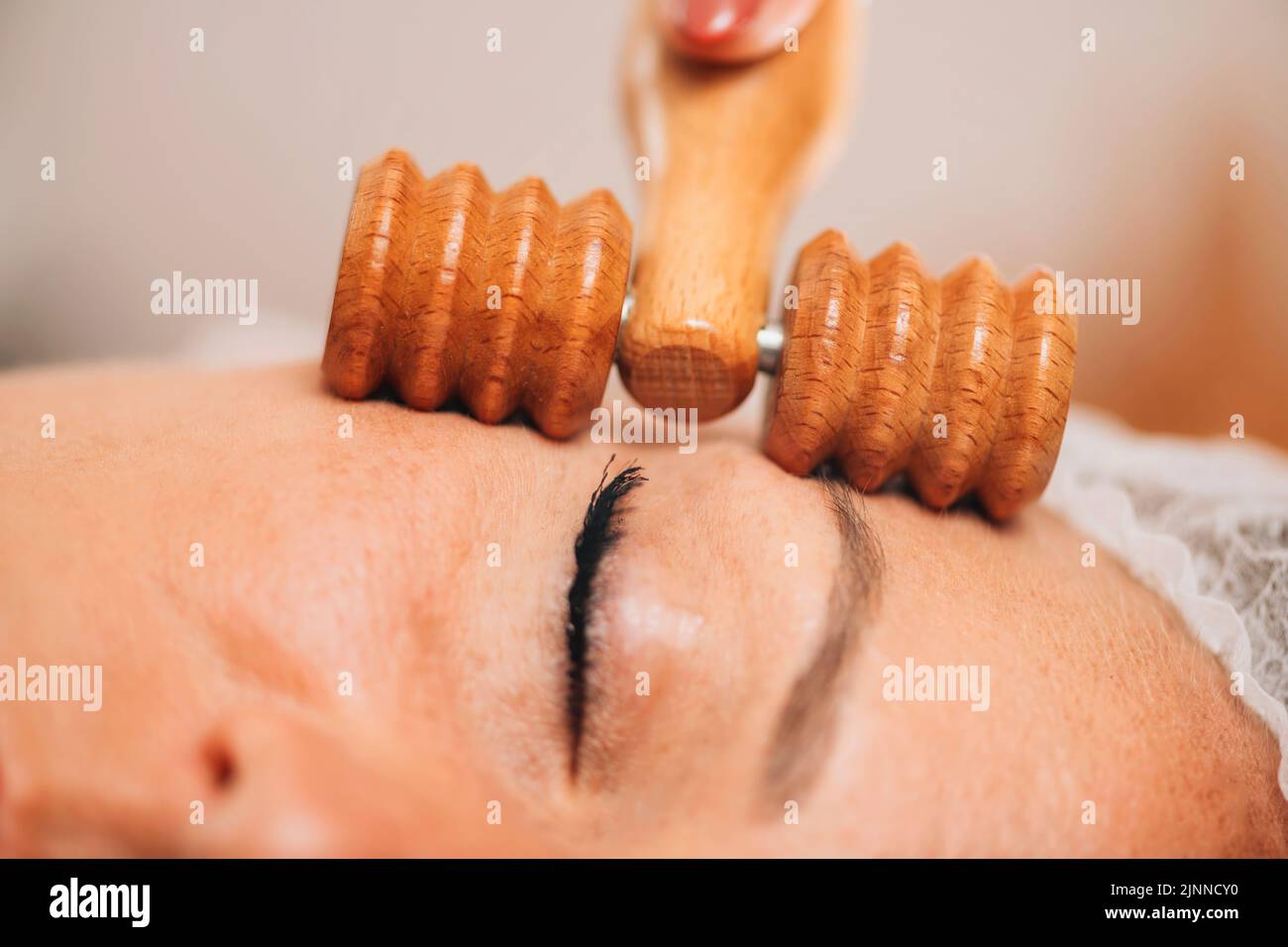 Maderoterapia masaje facial. Foto de stock