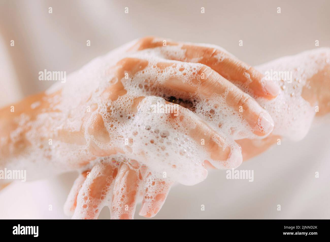 Mujer lava sus manos. Foto de stock