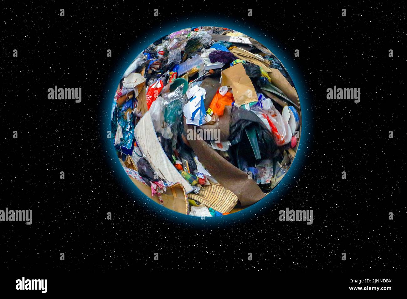 Imagen compuesta que muestra la Tierra hecha de basura. Foto de stock