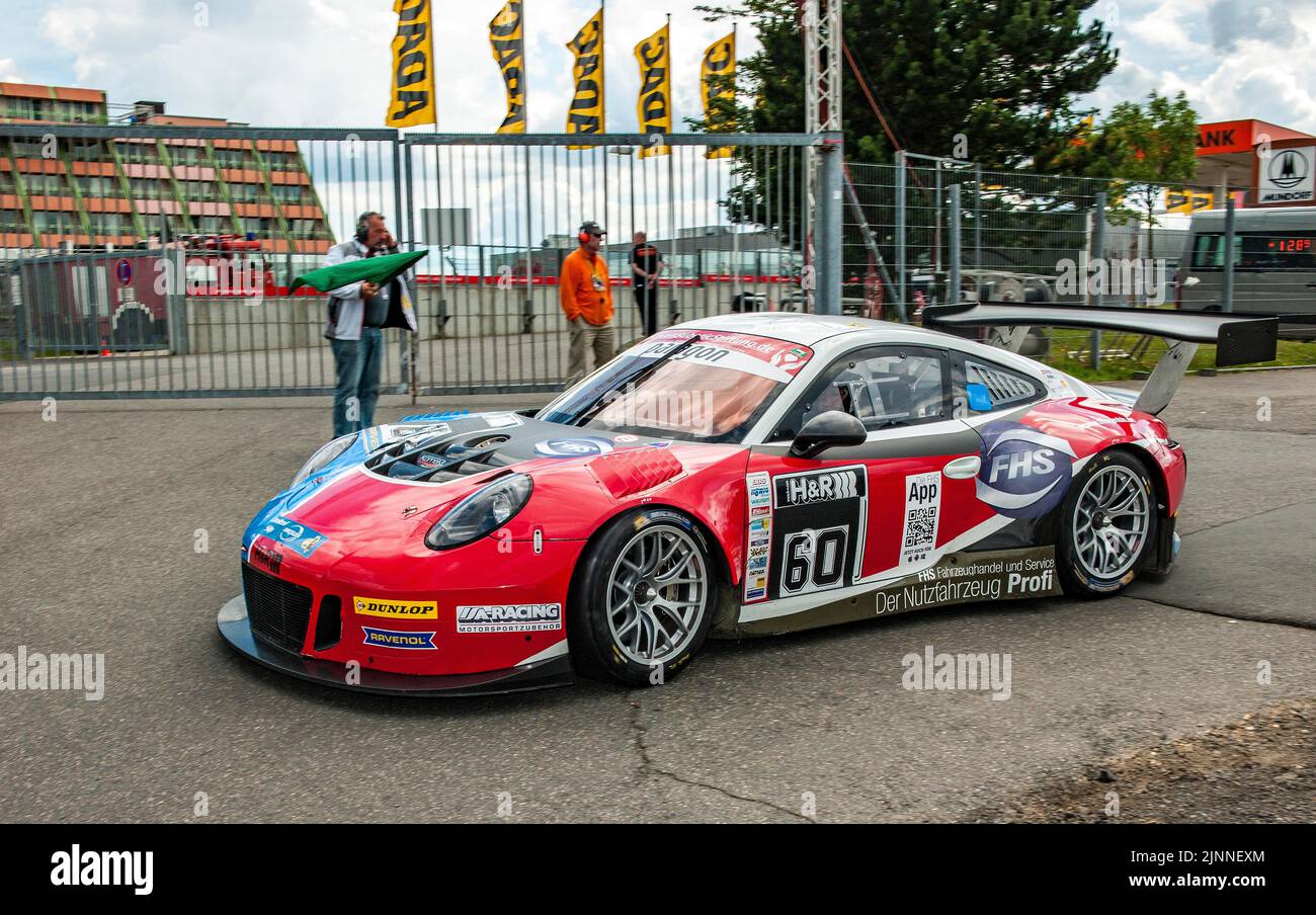 El Porsche 911 991 GT3 R tiene la bandera verde para salir en el circuito de carreras, Nuerburgring, Nuerburg, Renania-Palatinado, Alemania Foto de stock