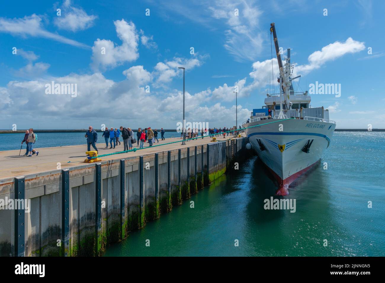 Llegada de un barco de excursión al puerto exterior, pasajeros, muelle, Helgoland, Schleswig-Holstein, Alemania Foto de stock