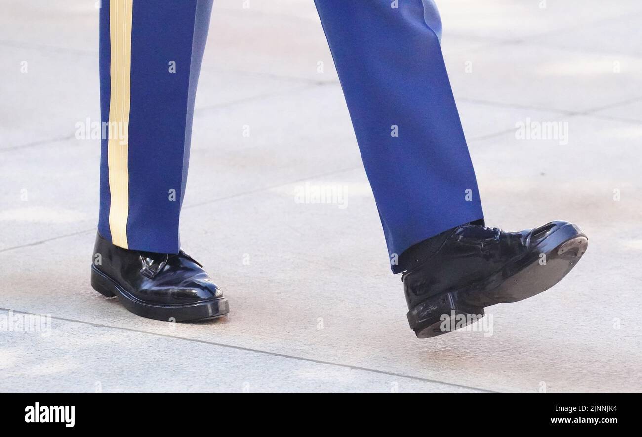 Washington DC, EE.UU. 12th de Ago de 2022. Un soldado roza sus pies para honrar a los veteranos durante el cambio de guardia en el Cementerio Nacional de Arlington cuando los veteranos de Missouri visitan Washington DC el viernes 12 de agosto de 2022. Foto de Bill Greenblatt/UPI Crédito: UPI/Alamy Live News Foto de stock