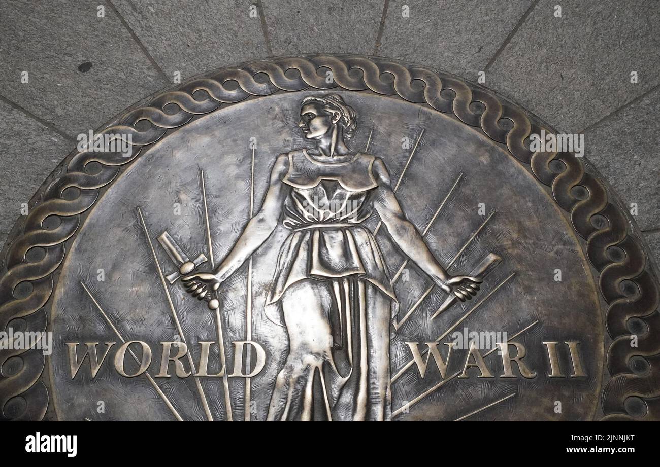 Washington DC, EE.UU. 12th de Ago de 2022. Una tapa plateada se exhibe en el terreno del Monumento Conmemorativo de la Segunda Guerra Mundial mientras los veteranos de Missouri visitan Washington, DC el viernes, 12 de agosto de 2022. Foto de Bill Greenblatt/UPI Crédito: UPI/Alamy Live News Foto de stock