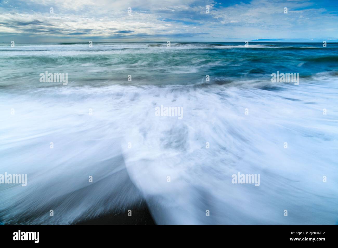 Disparo de larga exposición de las olas del mar rompiendo en la costa, Prefectura de Kanagawa, Japón Foto de stock