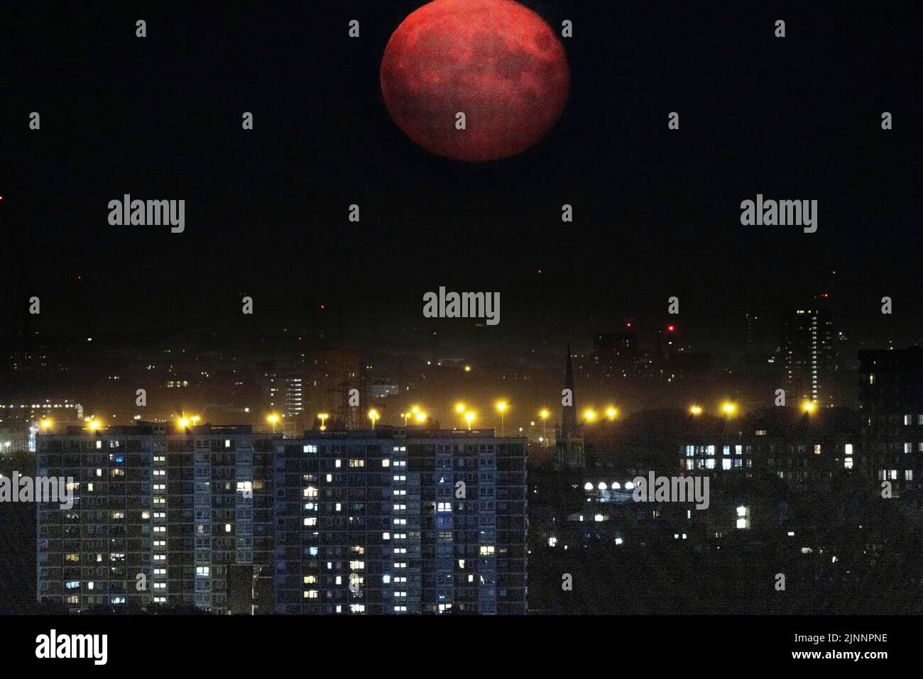 Pic muestra: Luna de Sturgeon rojo brillante - luna llena sobre el este de Londres desde Alexandra Palace 13.8.22 Foto de Gavin Rodgers/ Pixel8000 Foto de stock