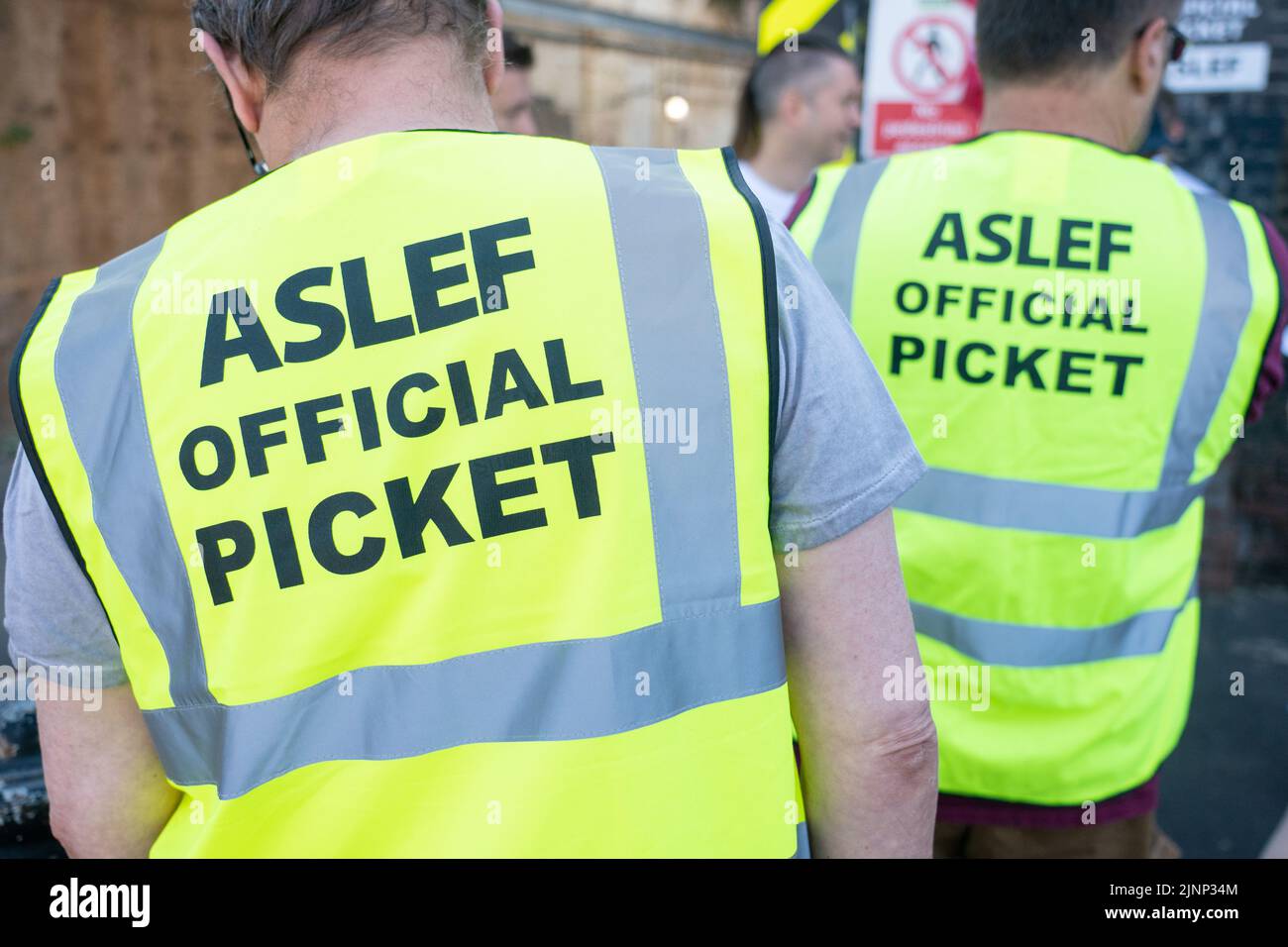 Los miembros de Aslef en una línea de piquete en la estación Willesden Junction en Londres, mientras que los miembros del sindicato de conductores Aslef en nueve operadores de tren salen por 24 horas más que paga. Fecha de la foto: Sábado 13 de agosto de 2022. Foto de stock