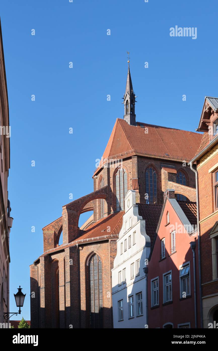 Detrás de la iglesia de San Nicolás en Wismar, Alemania Foto de stock