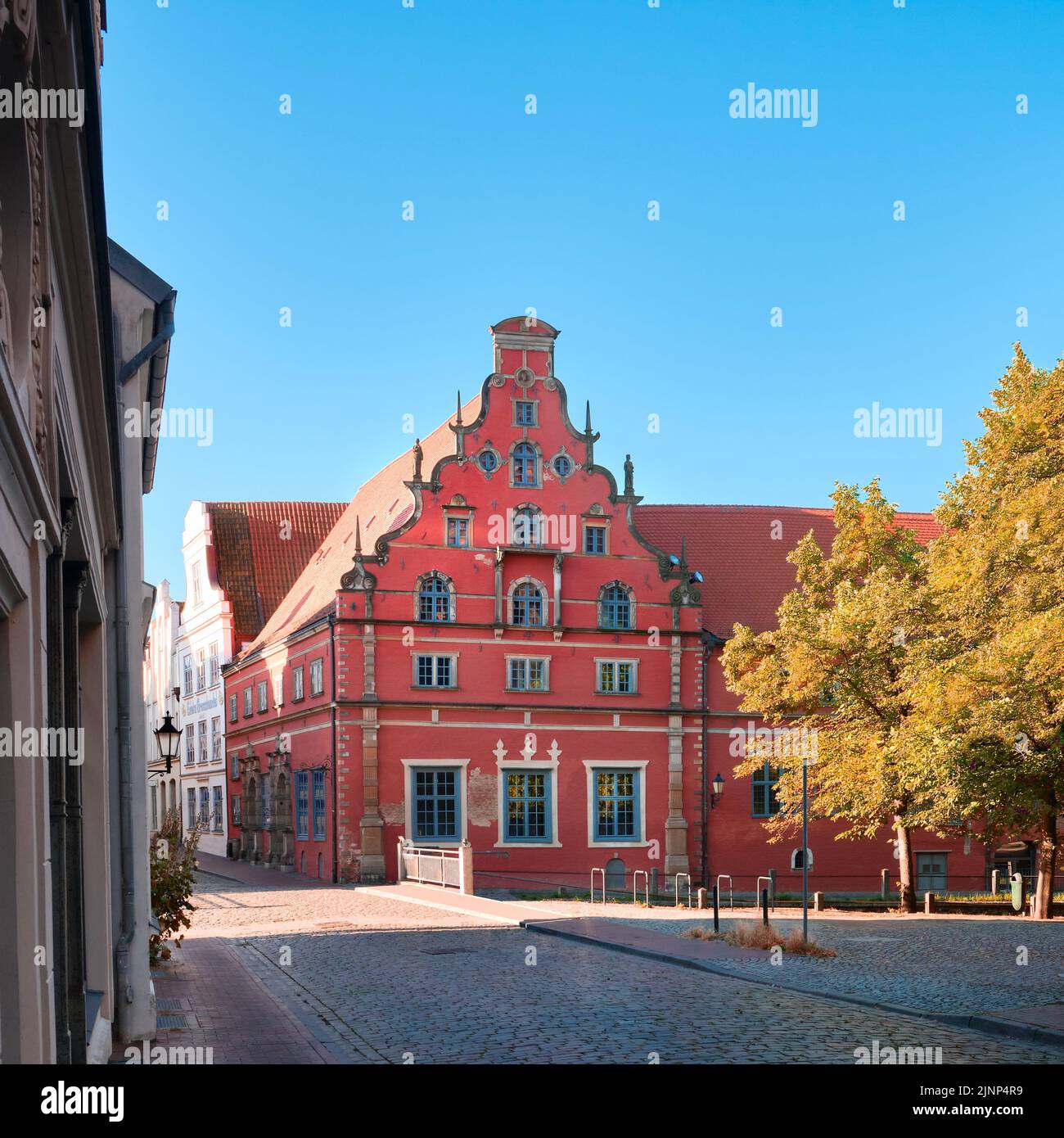 Museo de Historia de la Ciudad de Wismar en Schabbell en un brillante día de otoño Foto de stock