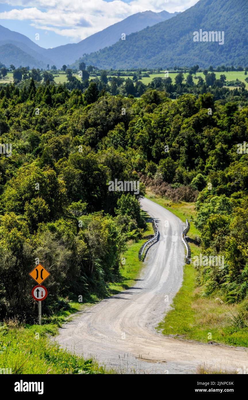 Un camino de grava que conduce al aparcamiento en Hokitika Gorge en la costa oeste de la Isla Sur en Nueva Zelanda Foto de stock