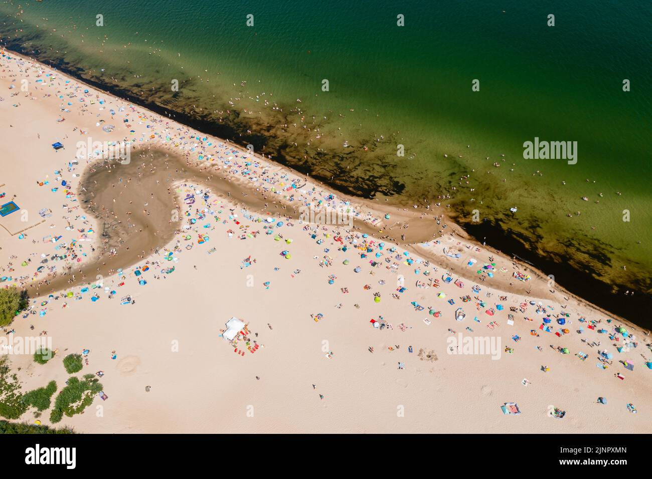 La costa del Báltico, gente que se bañan en el mar y en la desembocadura del río Oliwski al mar durante el caluroso fin de semana de verano Foto de stock