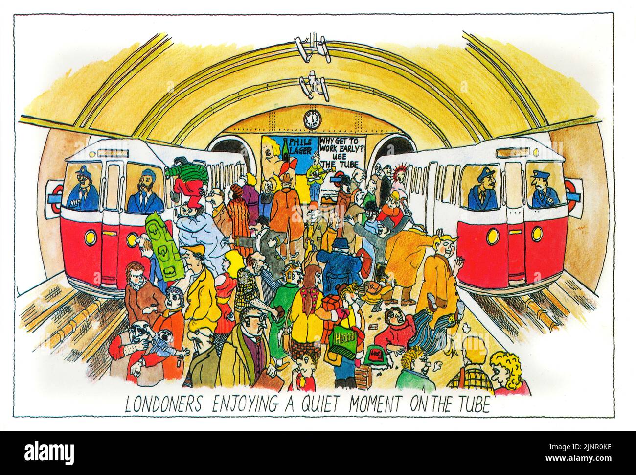 Londinenses disfrutando de un momento tranquilo en el metro. Divertida postal londinense de los años 80 Foto de stock