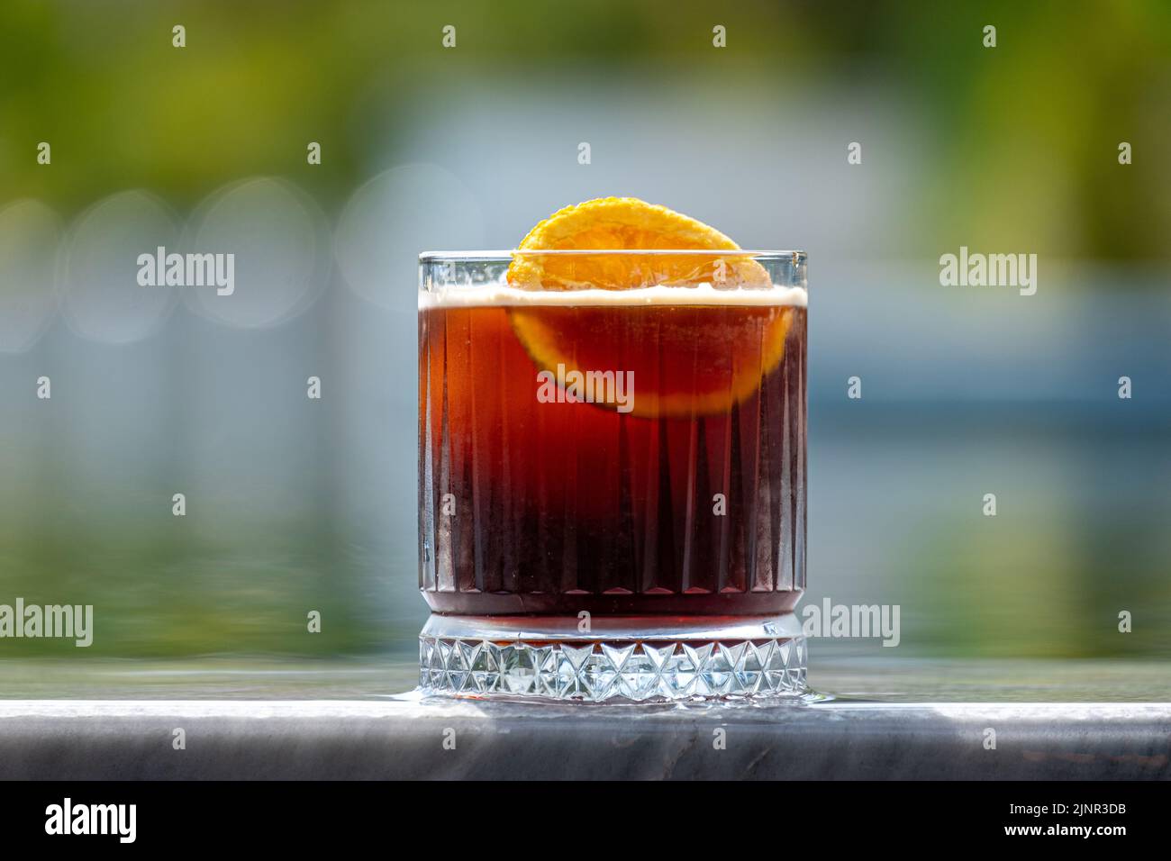Refrescante cóctel de verano afrutado y alcohólico sobre fondo oscuro Foto de stock
