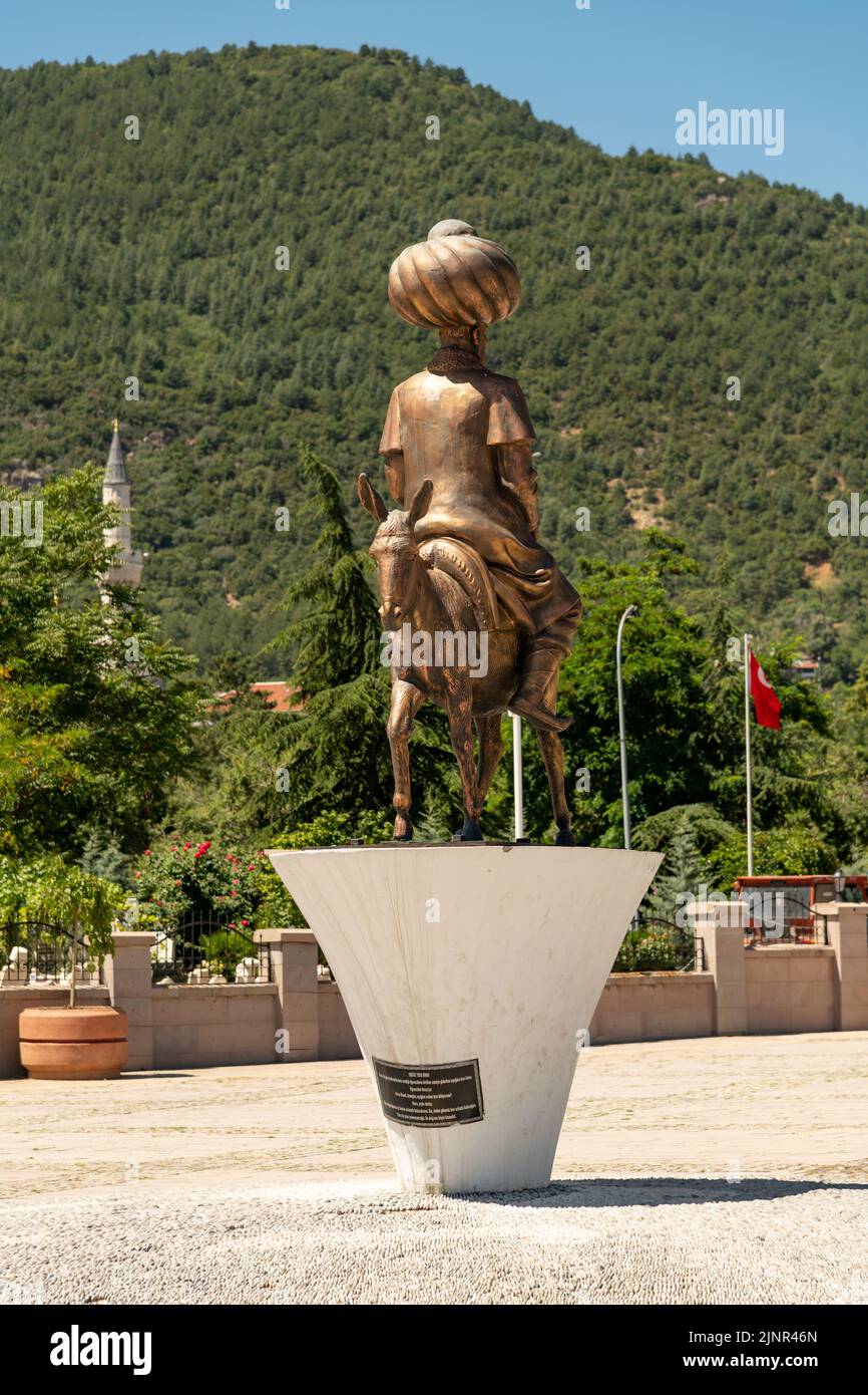 Aksehir, Turquía - 04 de julio de 2022: El monumento moderno del héroe nacional Hoca Nasreddin y la plaza de la ciudad de Aksehir Foto de stock