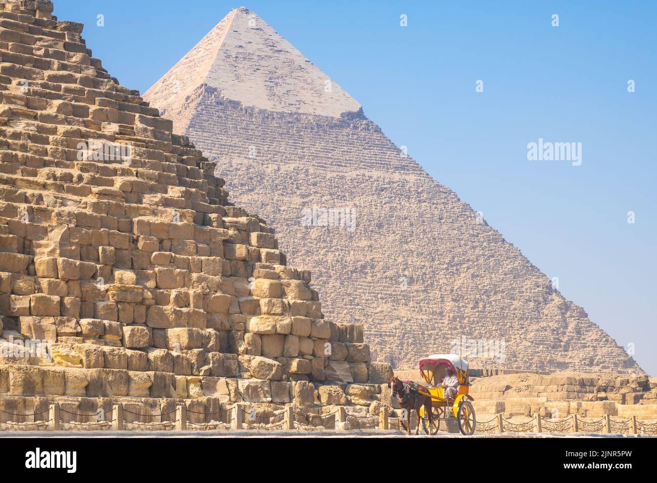 Un carruaje de caballos por las pirámides de Giza, Egipto Foto de stock