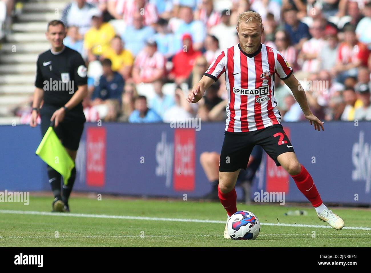 Alex Pritchard, de Sunderland, durante el partido Sky Bet Championship entre Sunderland y Queens Park Rangers en el Stadium of Light, Sunderland, el sábado 13th de agosto de 2022. (Crédito: Michael Driver | MI News) Crédito: MI News & Sport / Alamy Live News Foto de stock