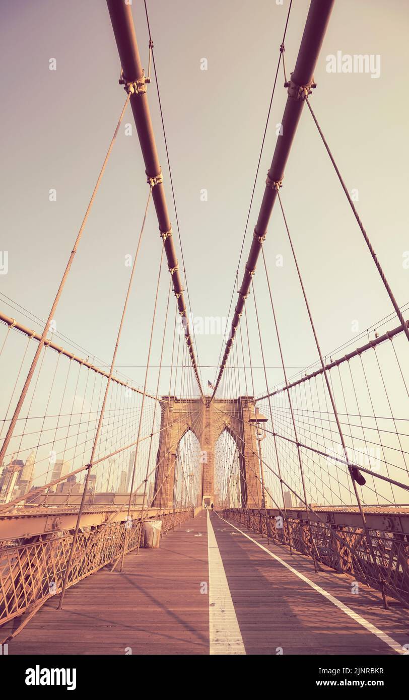 Puente de Brooklyn en colores retro, Nueva York, EE.UU. Foto de stock
