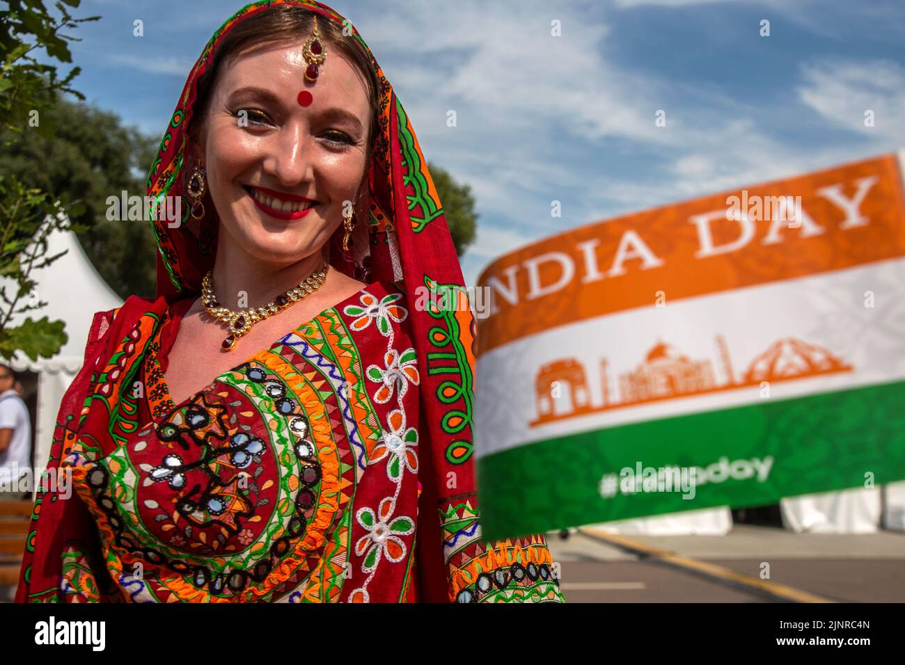 Mujer vestida con traje nacional indio fotografías e imágenes de alta  resolución - Alamy