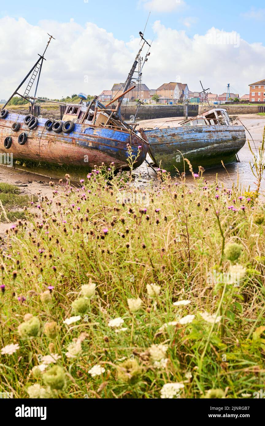 Barcos pesqueros abandonados en Jubilee Dock, Fleetwood en la marea baja en verano Foto de stock