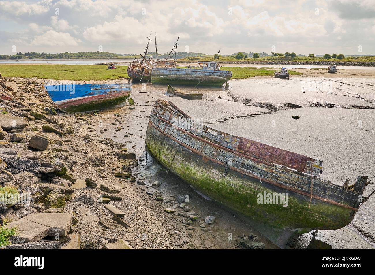 Barcos pesqueros abandonados en Jubilee Dock, Fleetwood en la marea baja en verano Foto de stock