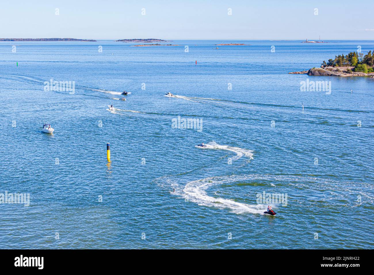 Motos acuáticas y lanchas rápidas en el Golfo de Finlandia frente a Helsinki, Finlandia Foto de stock