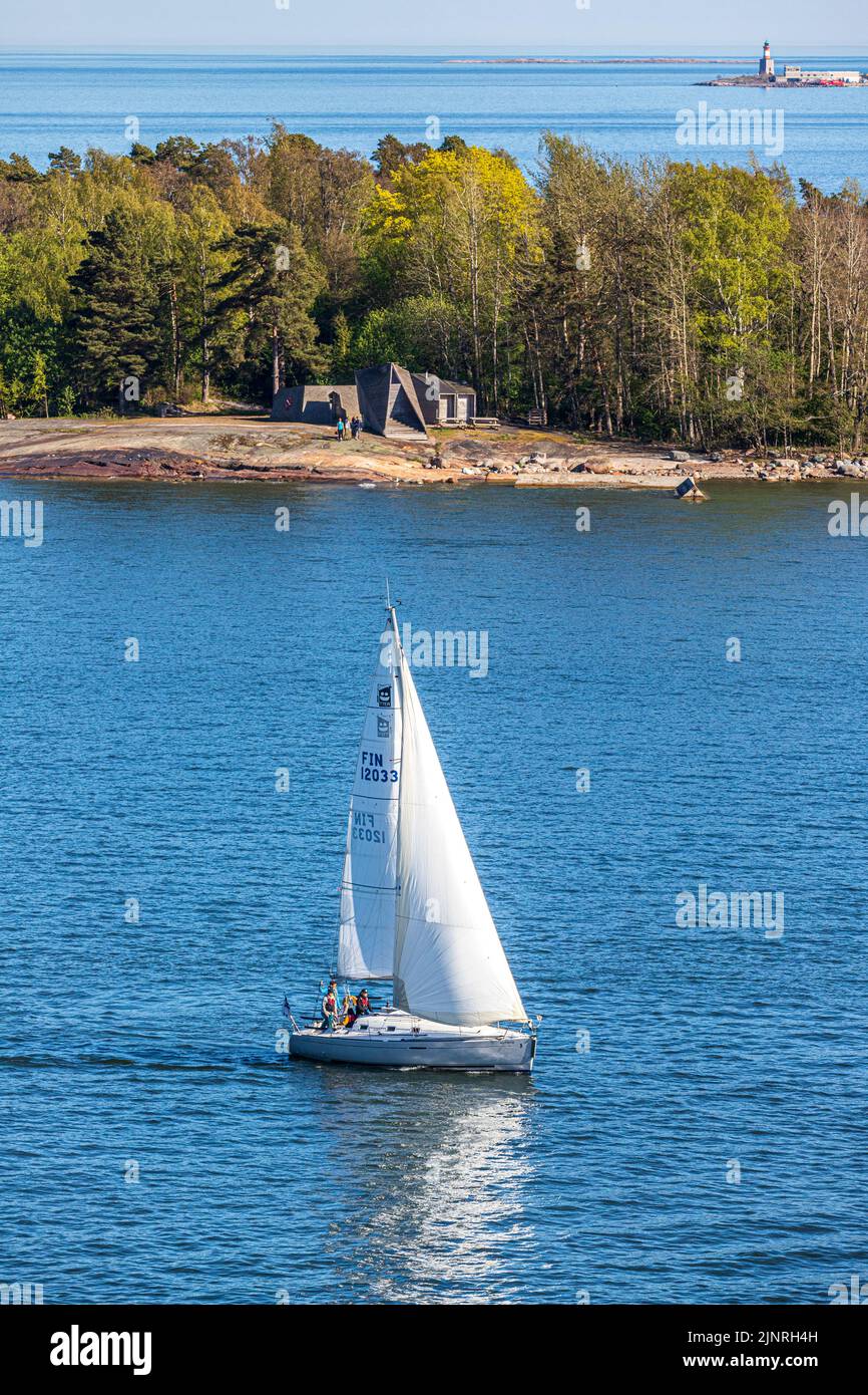 Un yate que navega en el Golfo de Finlandia frente a Helsinki, Finlandia Foto de stock