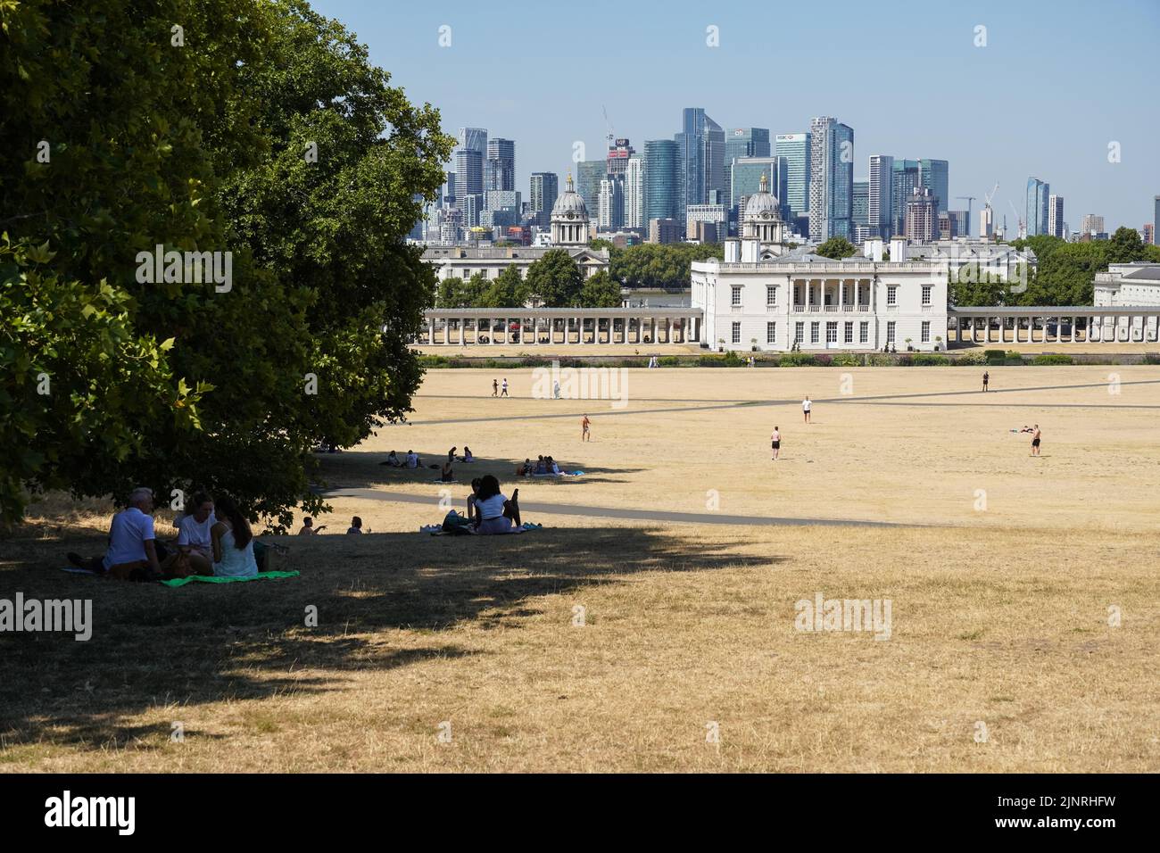 Londres, Reino Unido. 13th de Ago de 2022. Clima en el Reino Unido: La gente se esconde del sol en el parque Greenwich durante la ola de calor. Crédito: Marcin Rogozinski/Alamy Live News Foto de stock