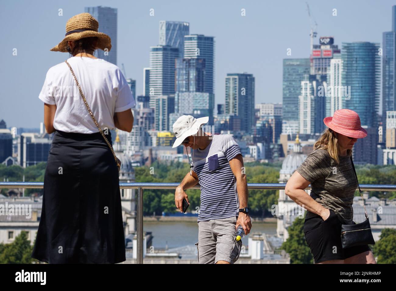 Londres, Reino Unido. 13th de Ago de 2022. Clima en el Reino Unido: Visitantes en el parque de Greenwich usando sombreros durante las olas de calor. Crédito: Marcin Rogozinski/Alamy Live News Foto de stock