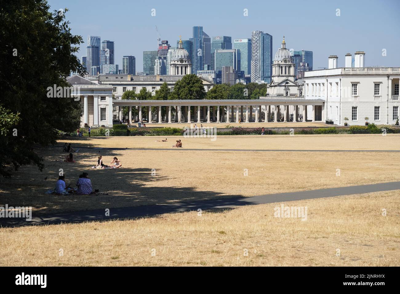 Londres, Reino Unido. 13th de Ago de 2022. Clima en el Reino Unido: La gente se esconde del sol en el parque Greenwich durante la ola de calor. Crédito: Marcin Rogozinski/Alamy Live News Foto de stock
